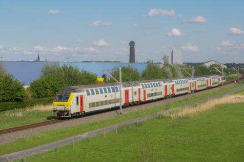 M6 rijtuigen, getrokken door een loc van de reeks 18 te Kaaskerke.