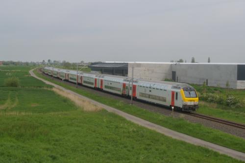 M6 rijtuigen, geduwd door een loc van de reeks 18 te Kaaskerke.