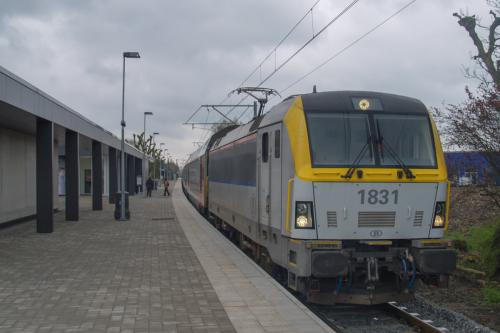 M6 rijtuigen, getrokken door een loc van de reeks 18 te Koksijde.