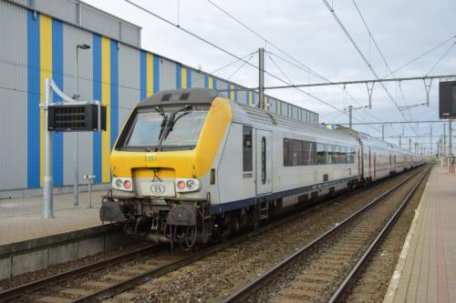 M6 rijtuigen, getrokken door een loc van de reeks 18 te Lichtervelde.