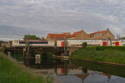 M6 rijtuigen, getrokken of geduwd door een loc van de reeks 18 te Veurne.