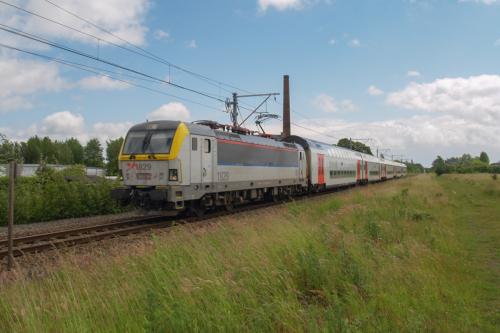 M6 rijtuigen, getrokken door een loc van de reeks 18 te Veurne.