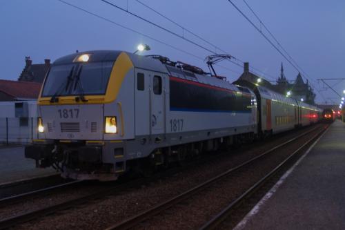 M6 rijtuigen, getrokken door een loc van de reeks 18 te Veurne.