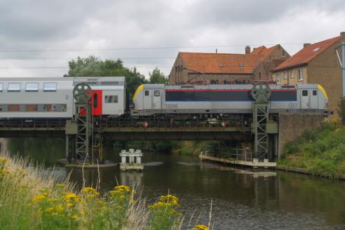 M6 rijtuigen, getrokken of geduwd door een loc van de reeks 18 te Veurne.