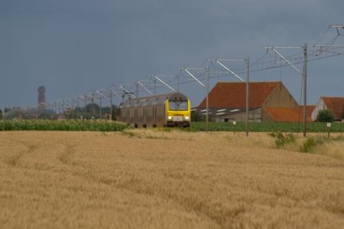 M6 rijtuigen, geduwd door een loc van de reeks 27, te Avekapelle.