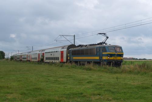 M6 rijtuigen, geduwd door een loc van de reeks 27, te Avekapelle.