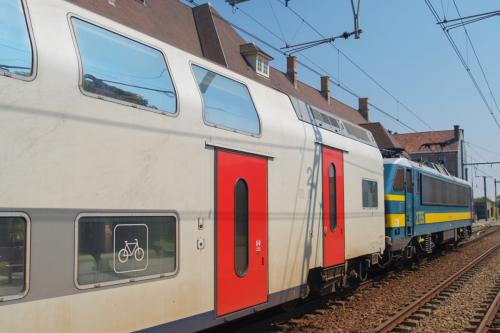 M6 rijtuigen, getrokken door een loc van de reeks 27, te Adinkerke/De Panne.