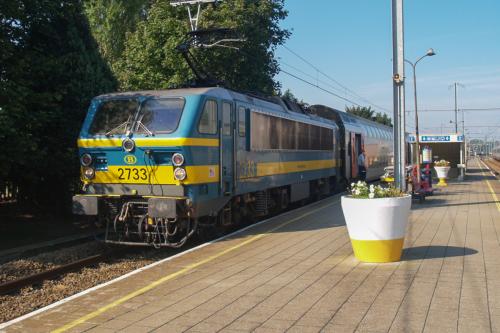 M6 rijtuigen, getrokken door een loc van de reeks 27, te Adinkerke/De Panne.