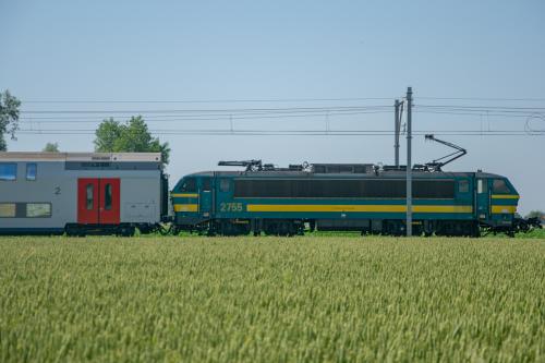 M6 rijtuigen, getrokken door een loc van de reeks 27, te Adinkerke/De Panne.