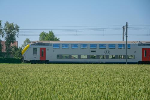 M6 rijtuigen, getrokken door een loc van de reeks 27, te Adinkerke/De Panne.