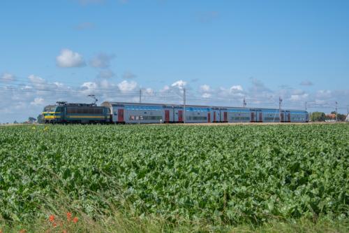 M6 rijtuigen, geduwd door een loc van de reeks 27, te Adinkerke/De Panne.