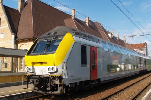 M6 rijtuigen, geduwd door een loc van de reeks 27, te Adinkerke/De Panne.