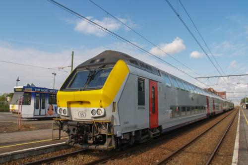 M6 rijtuigen, geduwd door een loc van de reeks 27, te Adinkerke/De Panne.