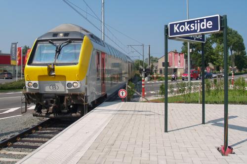 M6 rijtuigen, geduwd door een loc van de reeks 27, te Koksijde.