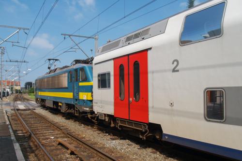 M6 rijtuigen, getrokken door een loc van de reeks 27, te Veurne.