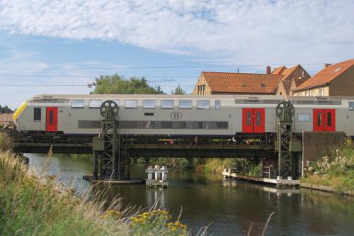 M6 rijtuigen, getrokken door een loc van de reeks 27, te Veurne.