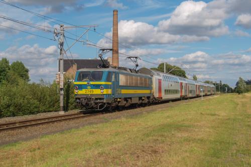 M6 rijtuigen, getrokken door een loc van de reeks 27, te Veurne.