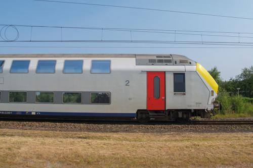 M6 rijtuigen, getrokken of geduwd door een loc van de reeks 27, te Veurne.