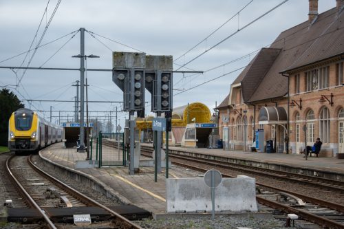 M7 te Adinkerke/De Panne als P-trein 8000.
