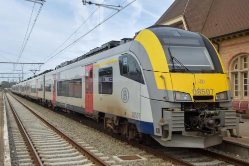 MR08 (Desiro) te Adinkerke/De Panne.