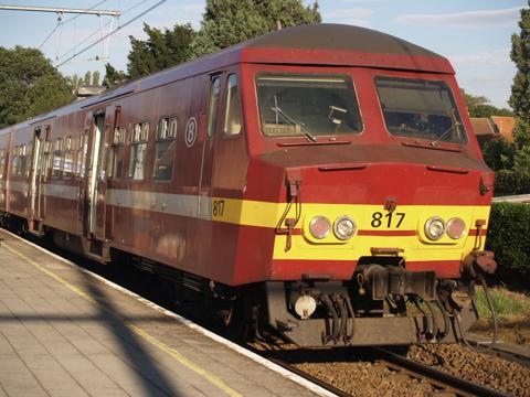 MS75 in bordeaux kleuren te Adinkerke/De Panne.