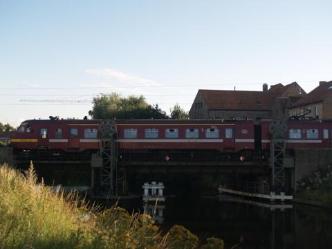 MS75 in bordeaux kleuren te Veurne.