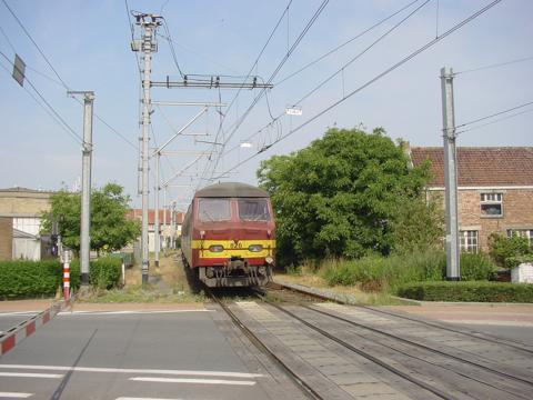 MS75 in bordeaux kleuren te Veurne.