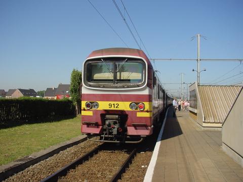 MR86 in bordeaux kleur te Adinkerke/De Panne.